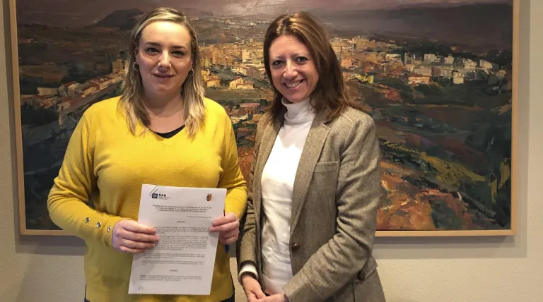 La alcaldesa del munipio de Altura, Rocío Ibáñez, y la delegada regional de Red Eléctrica de España en la Comunidad Valenciana, Maite Vela, tras la firma del convenio de colaboración.