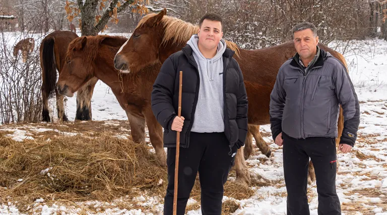 Ángel Díaz 'Gelo' and his son Rubén are grazing with their horses under the grass in Rabanal de Fenar Ángel Díaz 'Gelo' and his son Rubén are grazing with their horses under the grass in Rabanal de Fenar