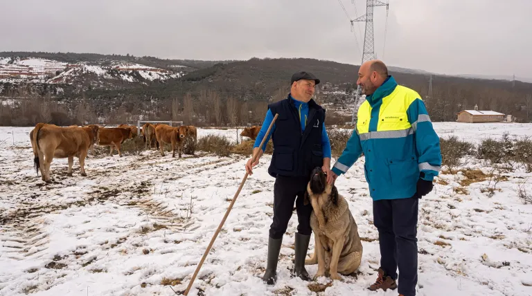 The livestock farmer Luis Manuel Rodríguez, with Antonio Gálvez, responsible for Red Eléctrica Installations in the Northwest Demarcation The livestock farmer Luis Manuel Rodríguez, with Antonio Gálvez, responsible for Red Eléctrica Installations in the Northwest Demarcation
